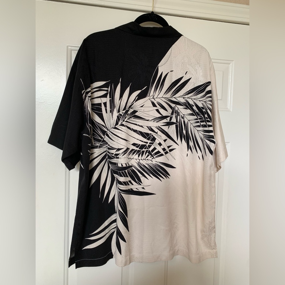 Tommy Bahama Black/Cream Hawaiian 100% Silk Short Sleeve Button Up 🌴 - Picture 2 of 12